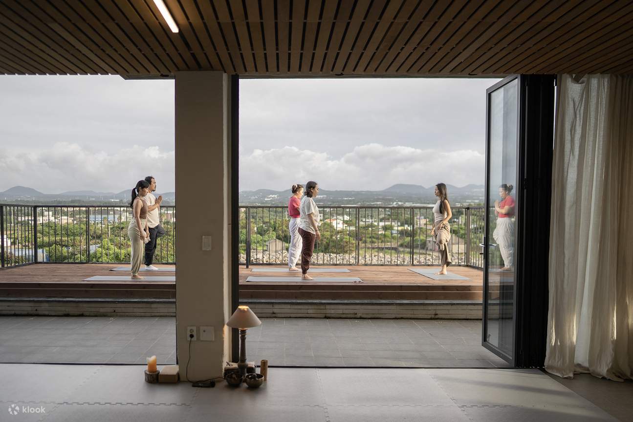 Darayoga Studio est un espace de yoga serein et spacieux situé à Hamdeok